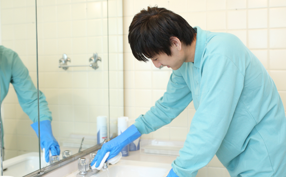 洗面所を掃除する男性